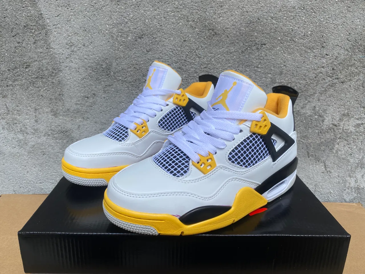 حذاء كرة السلة Air Jordan 4 باللونين الأسود والأخضر النيون 11