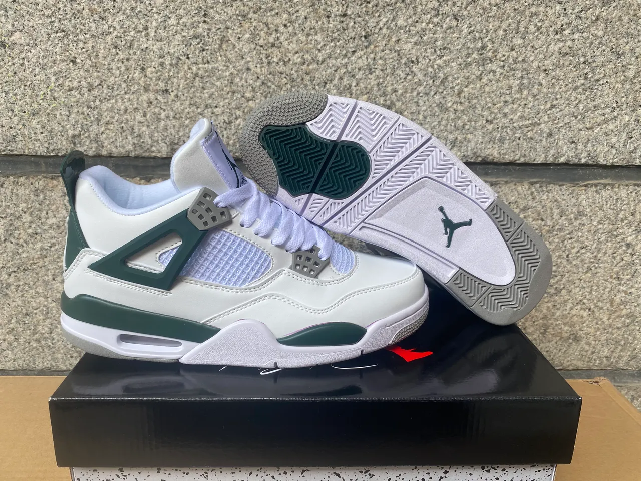 حذاء كرة السلة Air Jordan 4 باللونين الأسود والأخضر النيون 14