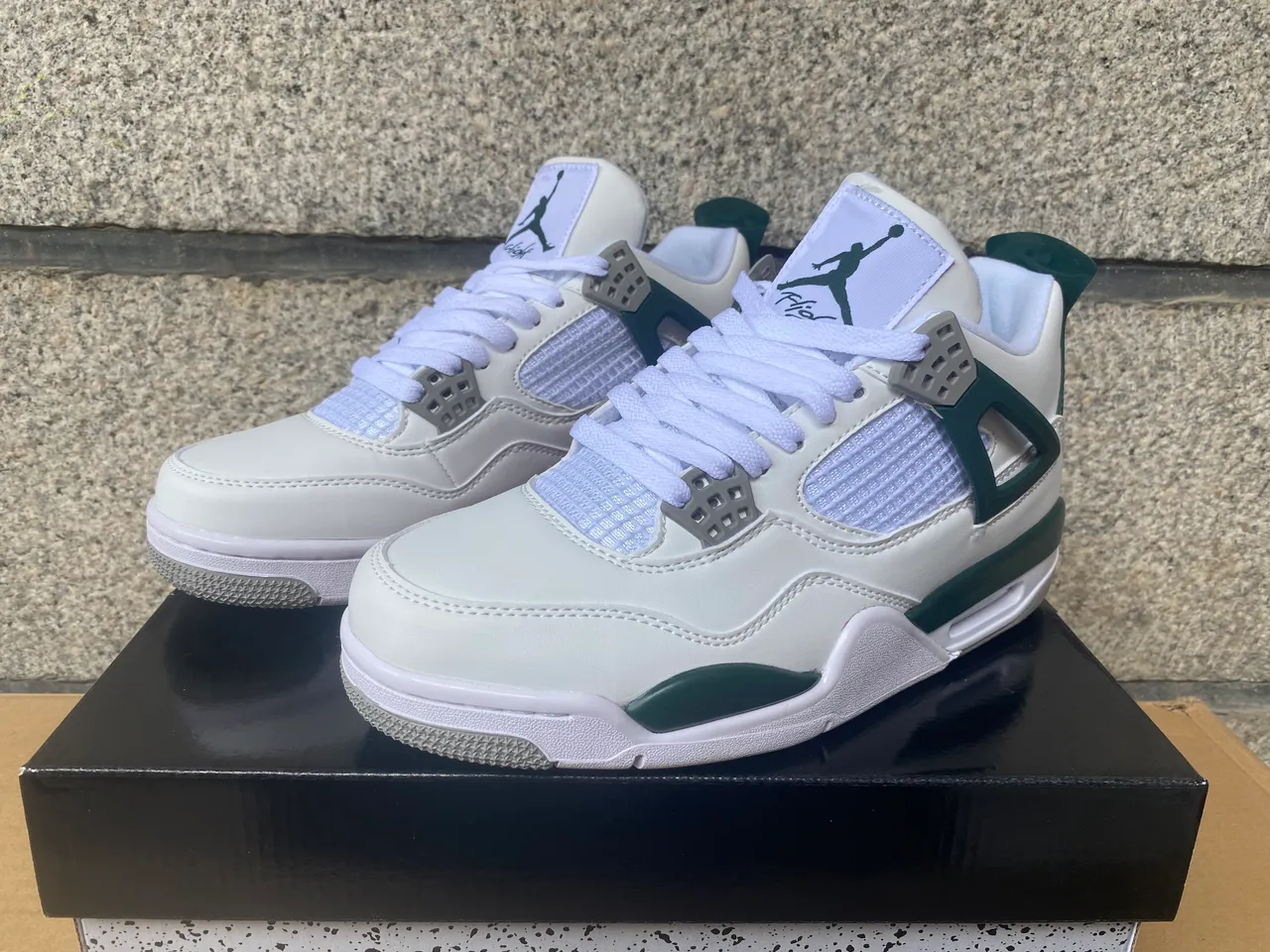 حذاء كرة السلة Air Jordan 4 باللونين الأسود والأخضر النيون 15