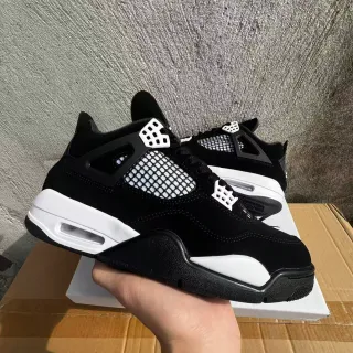 Tênis de basquete Air Jordan 4 preto e branco