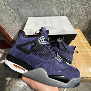 Tênis de basquete Air Jordan 4 em camurça roxa com gaiola preta e unidade Air visível