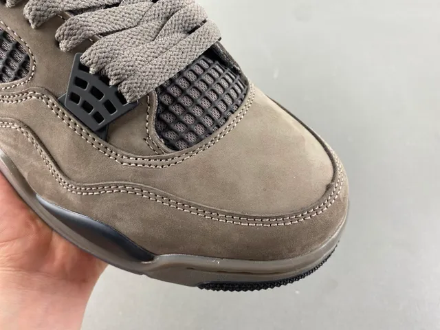 Tênis de basquete Air Jordan 4 em camurça taupe 2