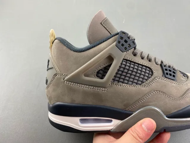 Tênis de basquete Air Jordan 4 em camurça taupe 3