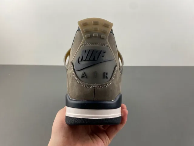 Tênis de basquete Air Jordan 4 em camurça taupe 4