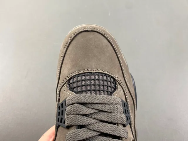 Tênis de basquete Air Jordan 4 em camurça taupe 5