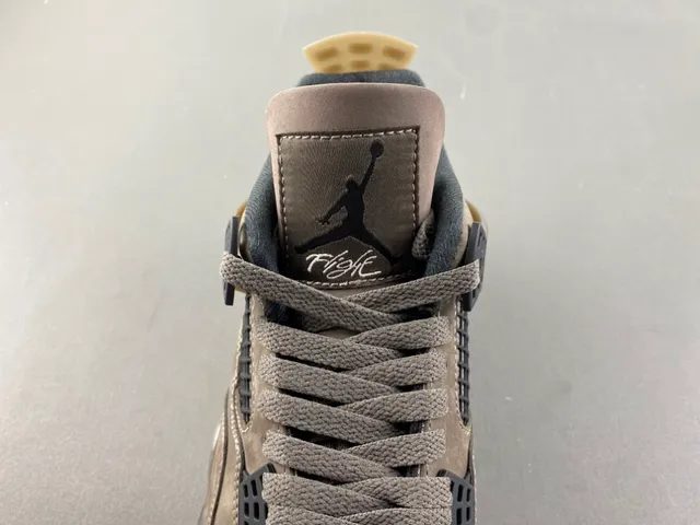 Tênis de basquete Air Jordan 4 em camurça taupe 16