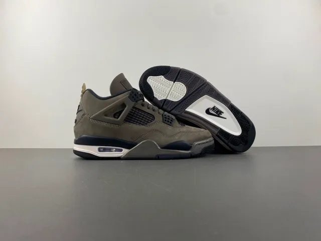 Tênis de basquete Air Jordan 4 em camurça taupe 10