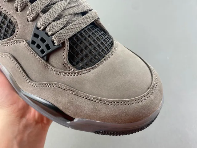حذاء كرة السلة Air Jordan 4 من الشمواه بلون رمادي داكن 2