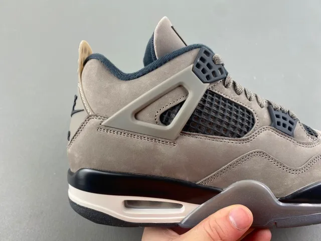 حذاء كرة السلة Air Jordan 4 من الشمواه بلون رمادي داكن 3