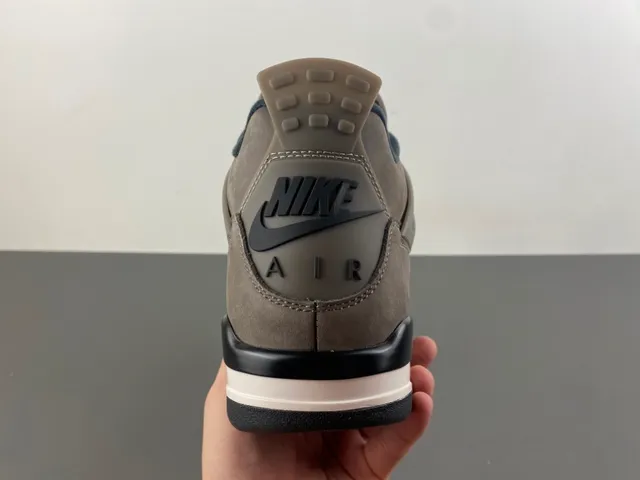 حذاء كرة السلة Air Jordan 4 من الشمواه بلون رمادي داكن 4