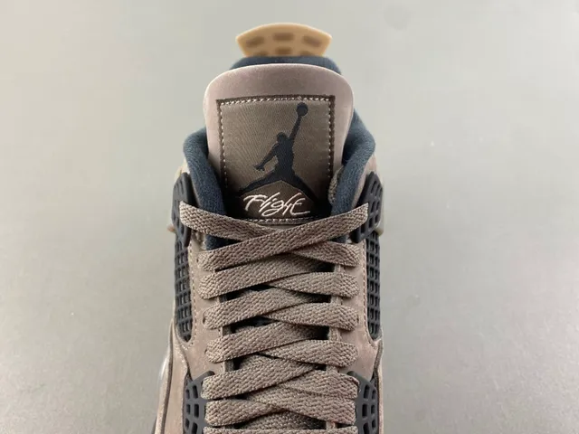 حذاء كرة السلة Air Jordan 4 من الشمواه بلون رمادي داكن 6