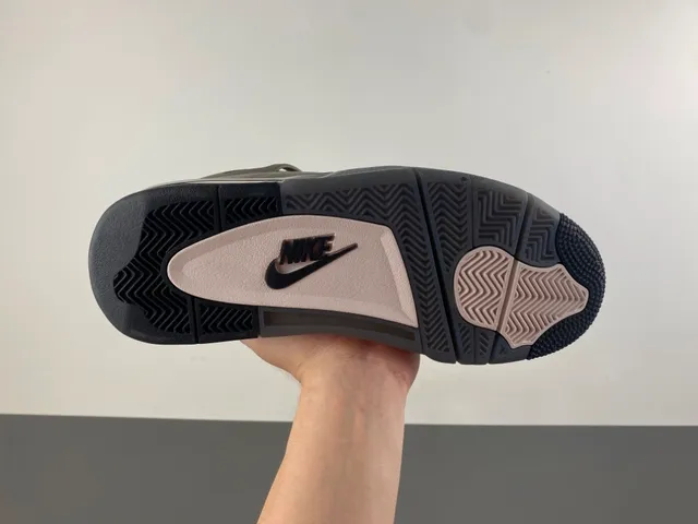 حذاء كرة السلة Air Jordan 4 من الشمواه بلون رمادي داكن 9