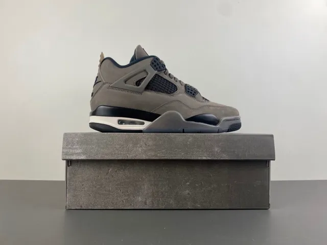 حذاء كرة السلة Air Jordan 4 من الشمواه بلون رمادي داكن 15