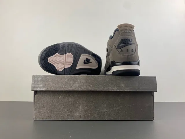 حذاء كرة السلة Air Jordan 4 من الشمواه بلون رمادي داكن 16