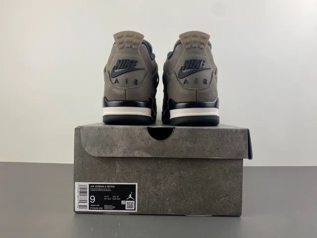 حذاء كرة السلة Air Jordan 4 من الشمواه بلون رمادي داكن 17