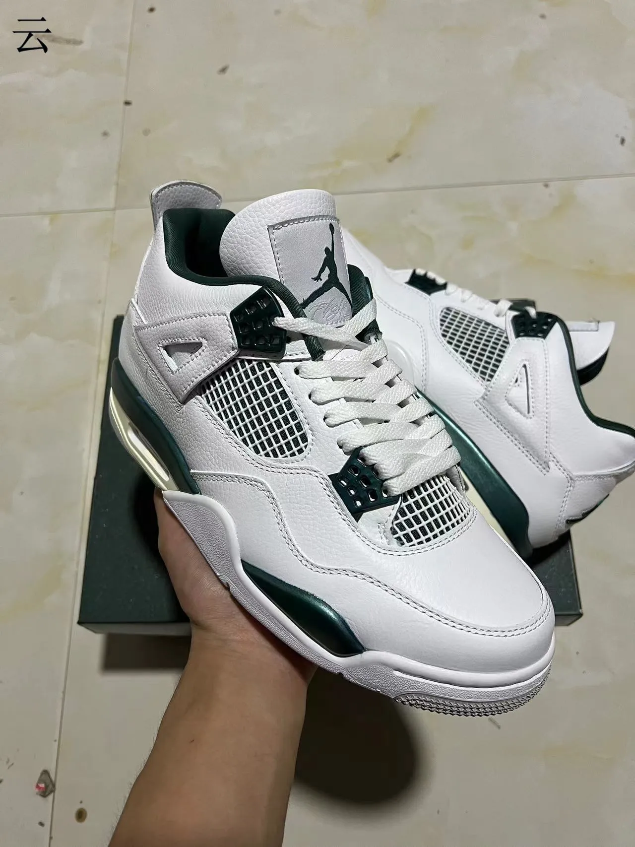 Tênis de basquete Air Jordan 4 branco e verde-escuro 2