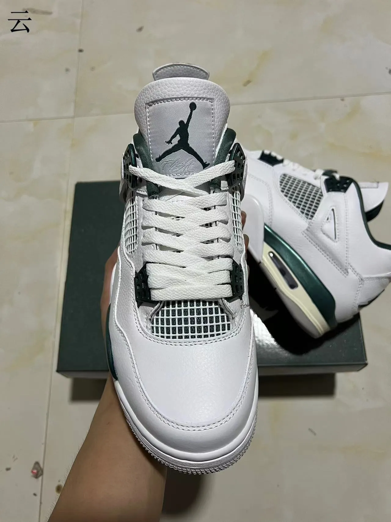 Tênis de basquete Air Jordan 4 branco e verde-escuro 3