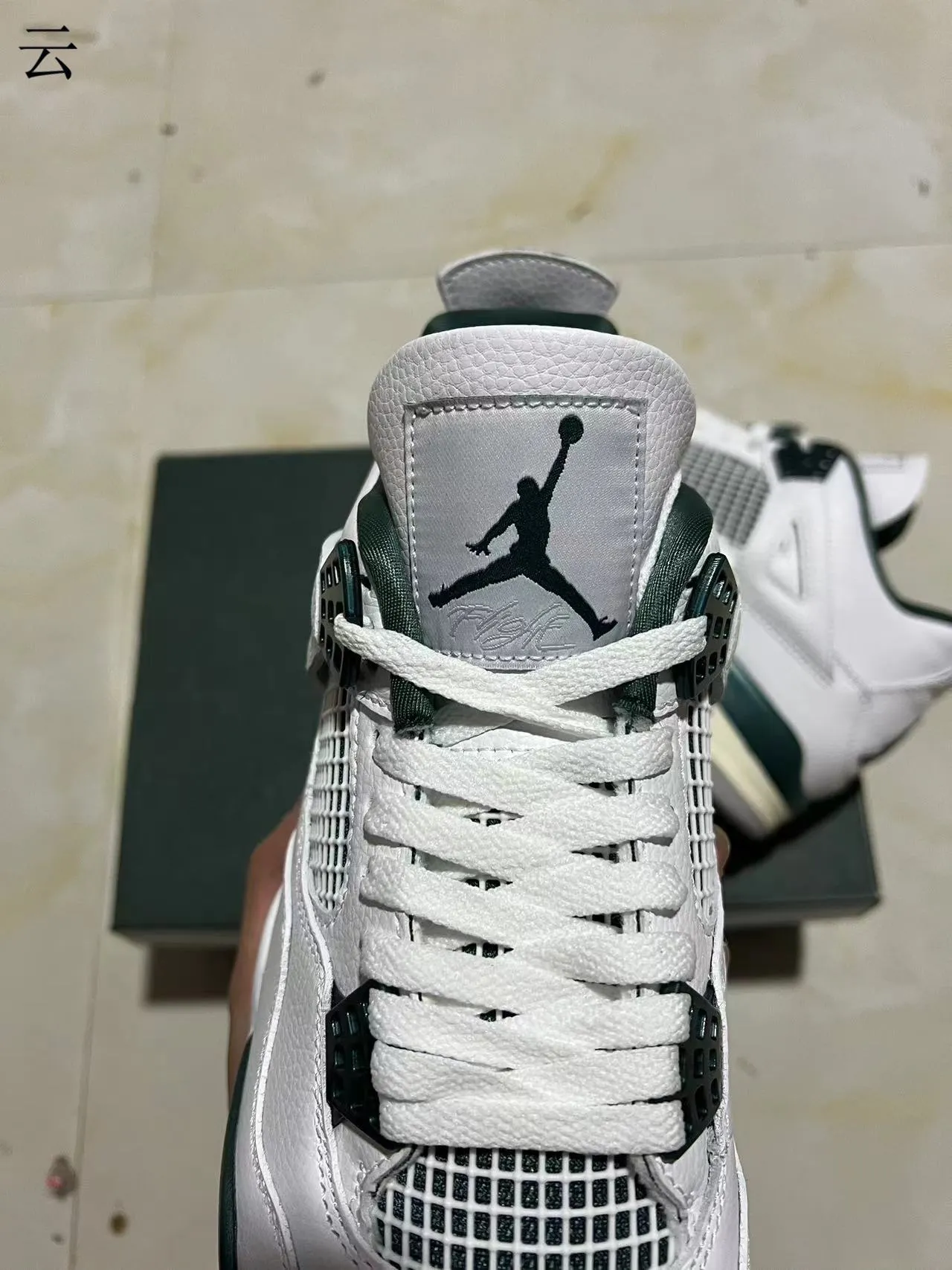Tênis de basquete Air Jordan 4 branco e verde-escuro 4