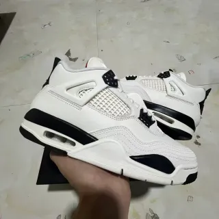 Tênis de basquete Air Jordan 4 branco e preto