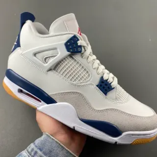 Tênis de basquete Air Jordan 4 branco, azul-marinho e sola de borracha