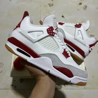Tênis de basquete Air Jordan 4 branco e vermelho sola de borracha