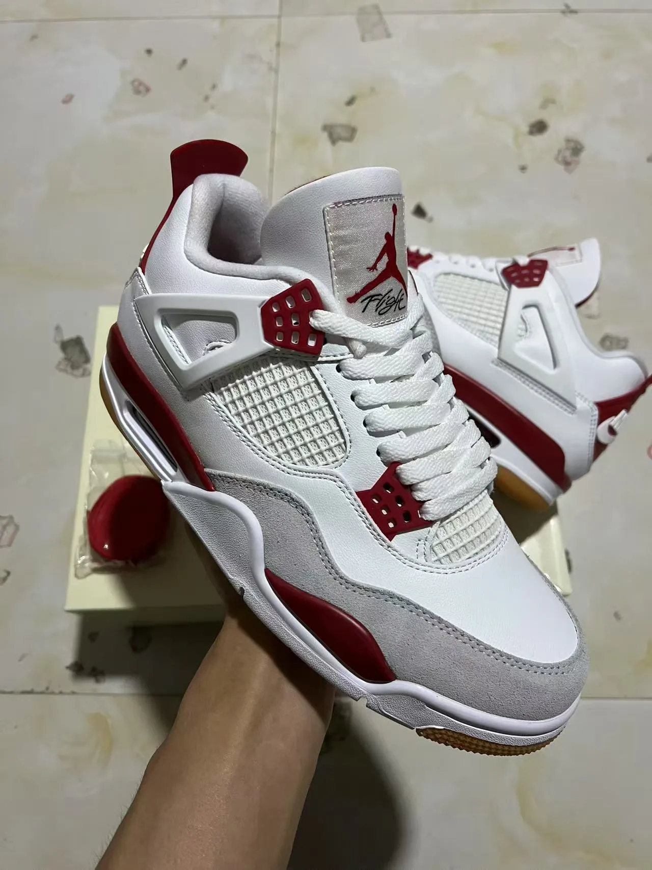 Tênis de basquete Air Jordan 4 branco e vermelho sola de borracha 2
