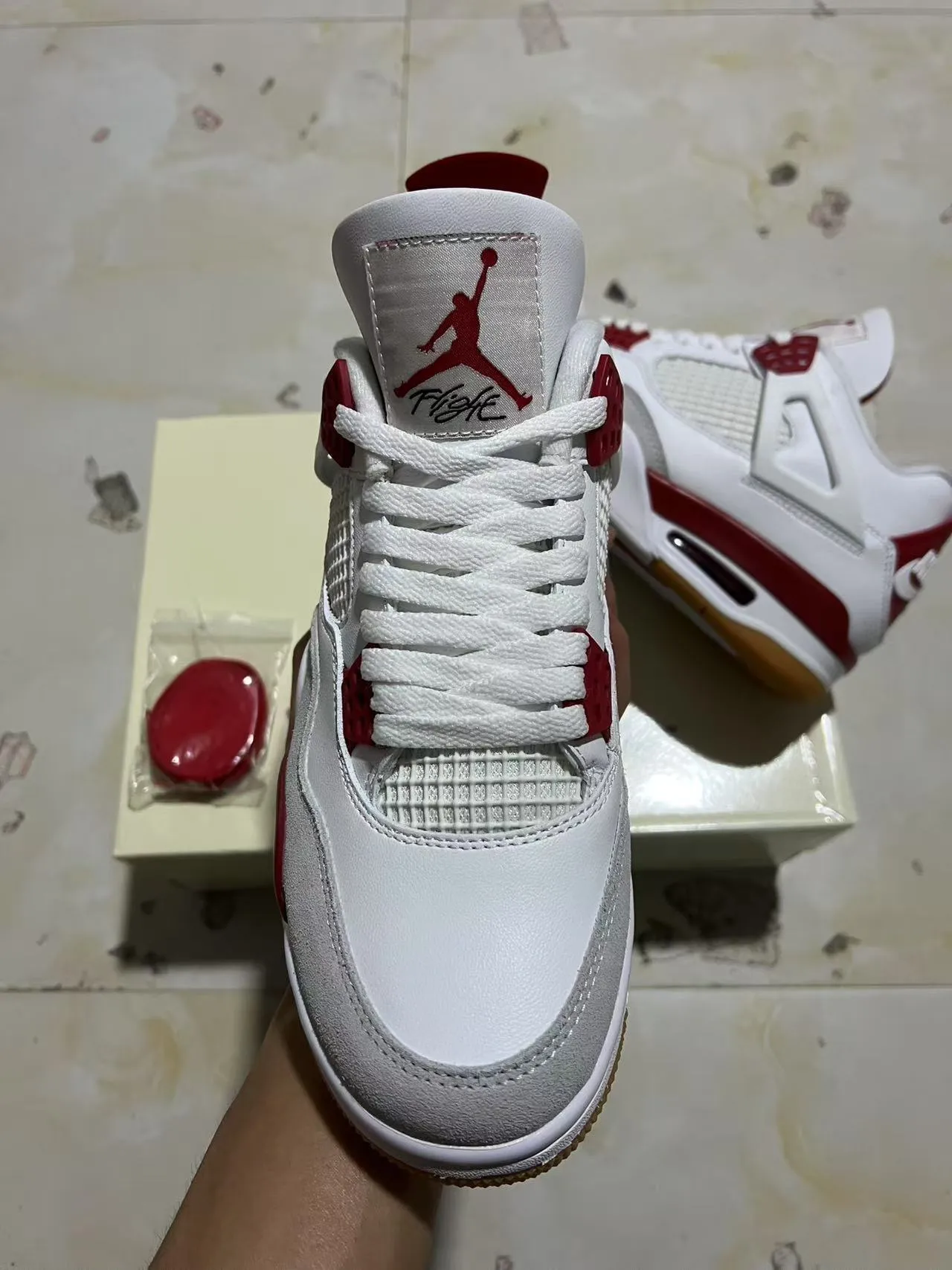 Tênis de basquete Air Jordan 4 branco e vermelho sola de borracha 3