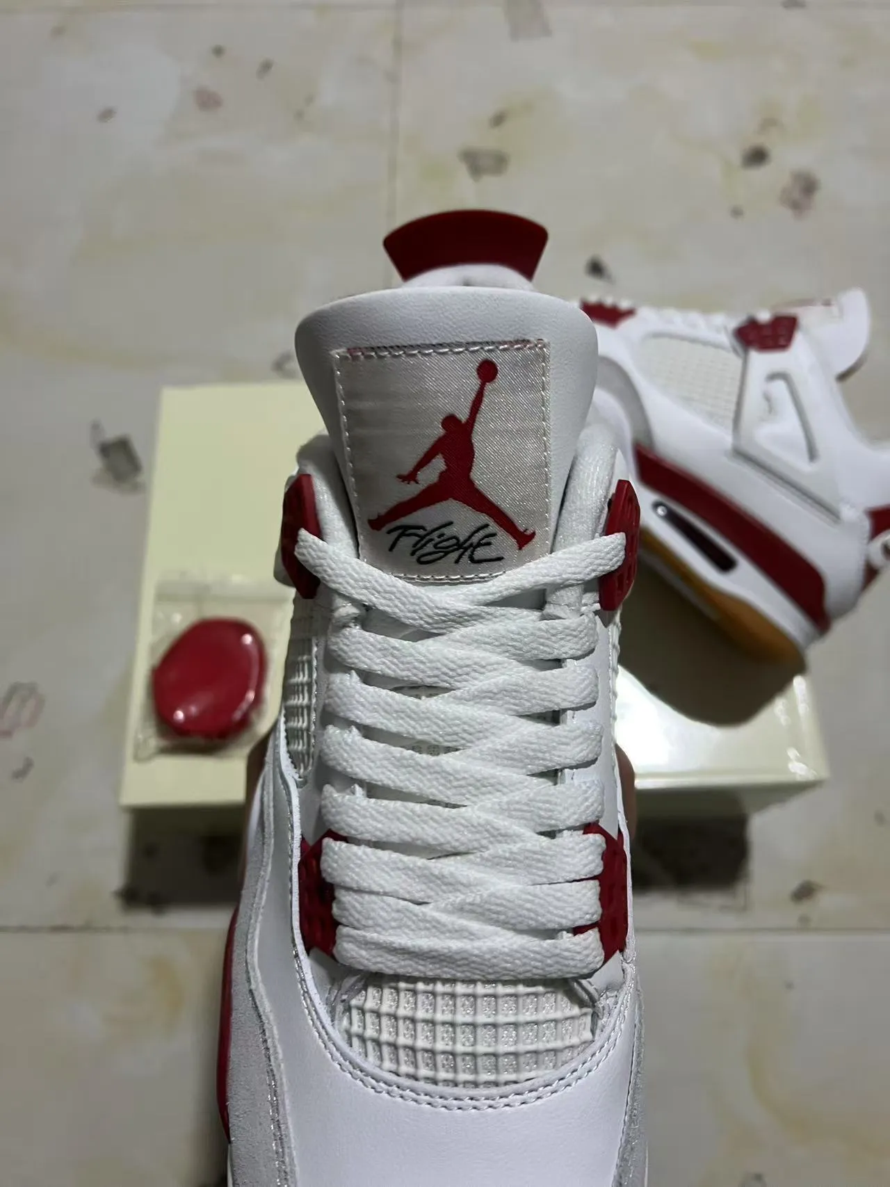Tênis de basquete Air Jordan 4 branco e vermelho sola de borracha 4