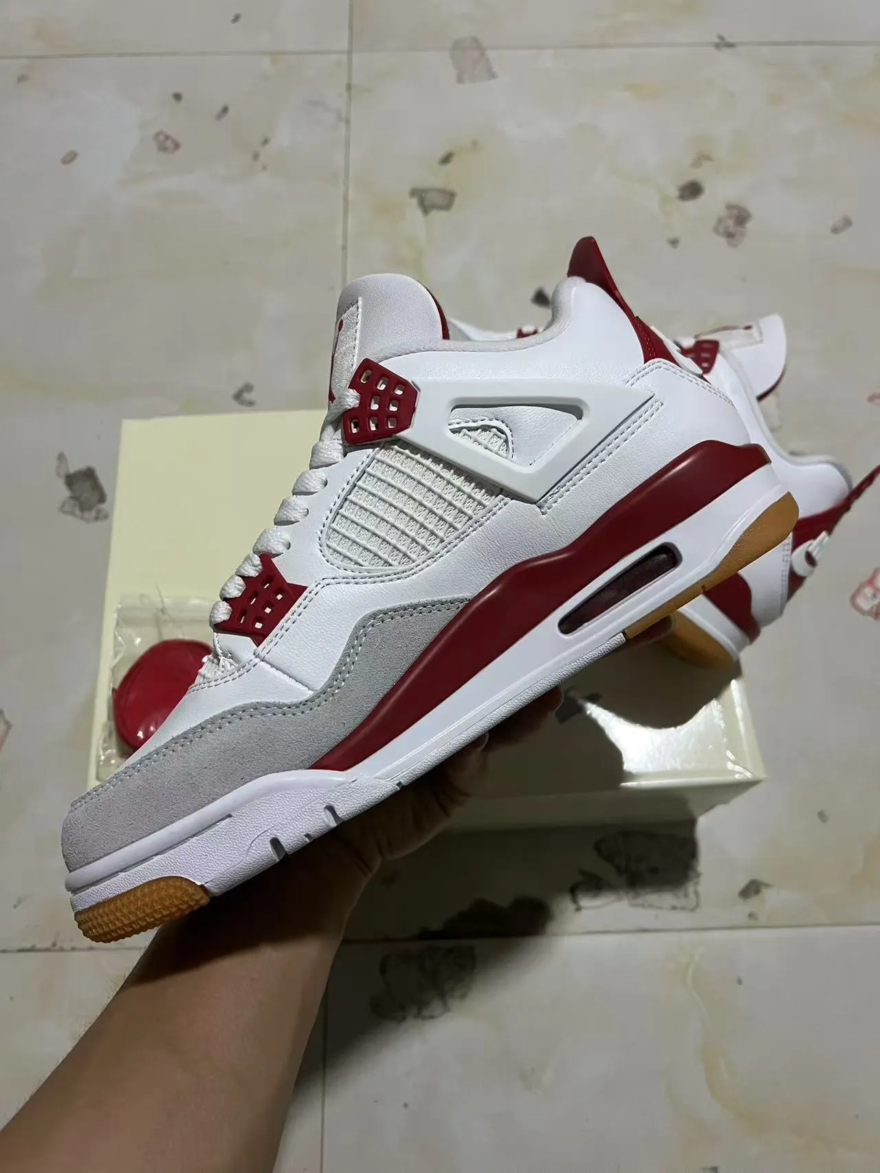Tênis de basquete Air Jordan 4 branco e vermelho sola de borracha 5