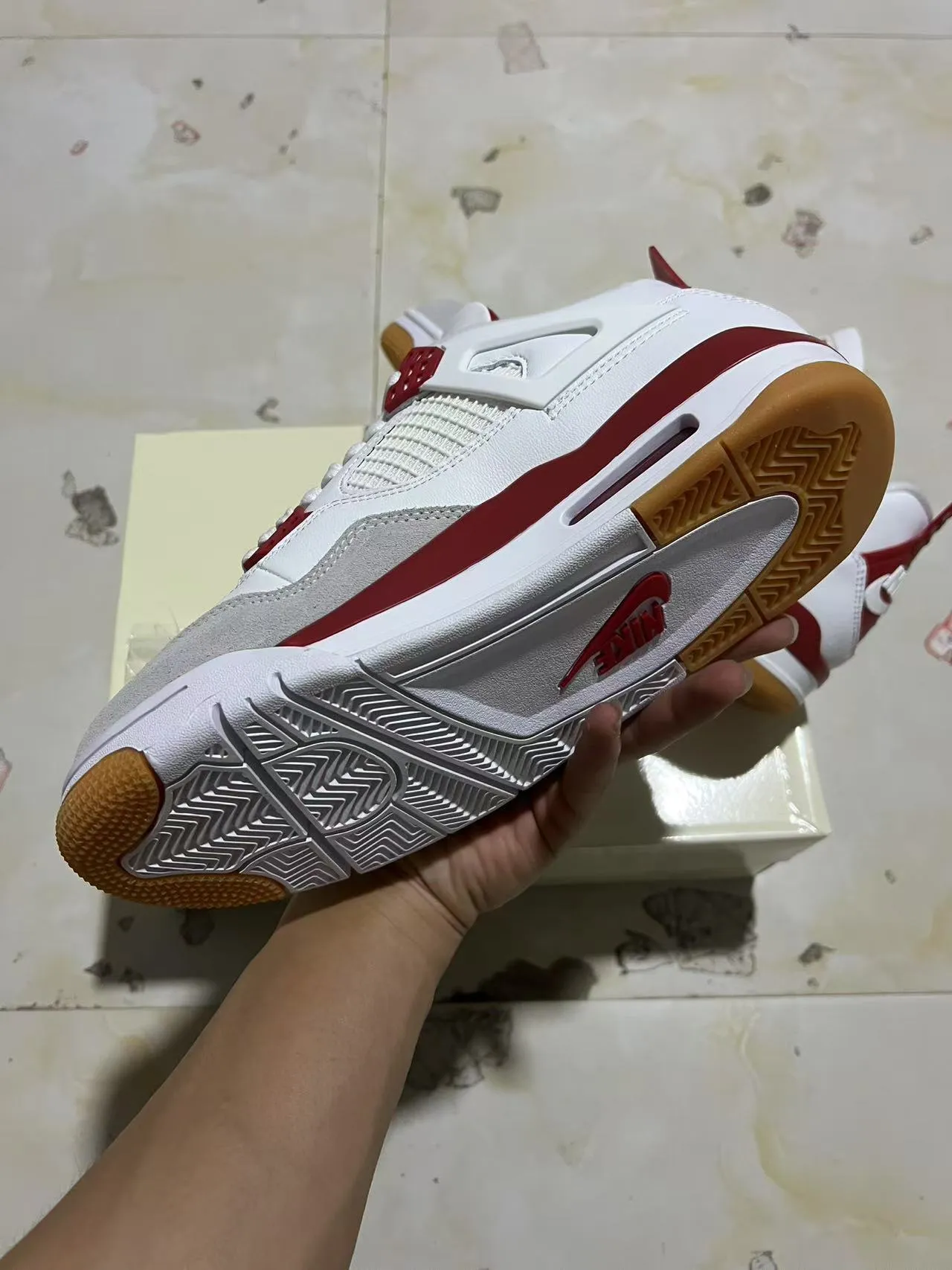 Tênis de basquete Air Jordan 4 branco e vermelho sola de borracha 6