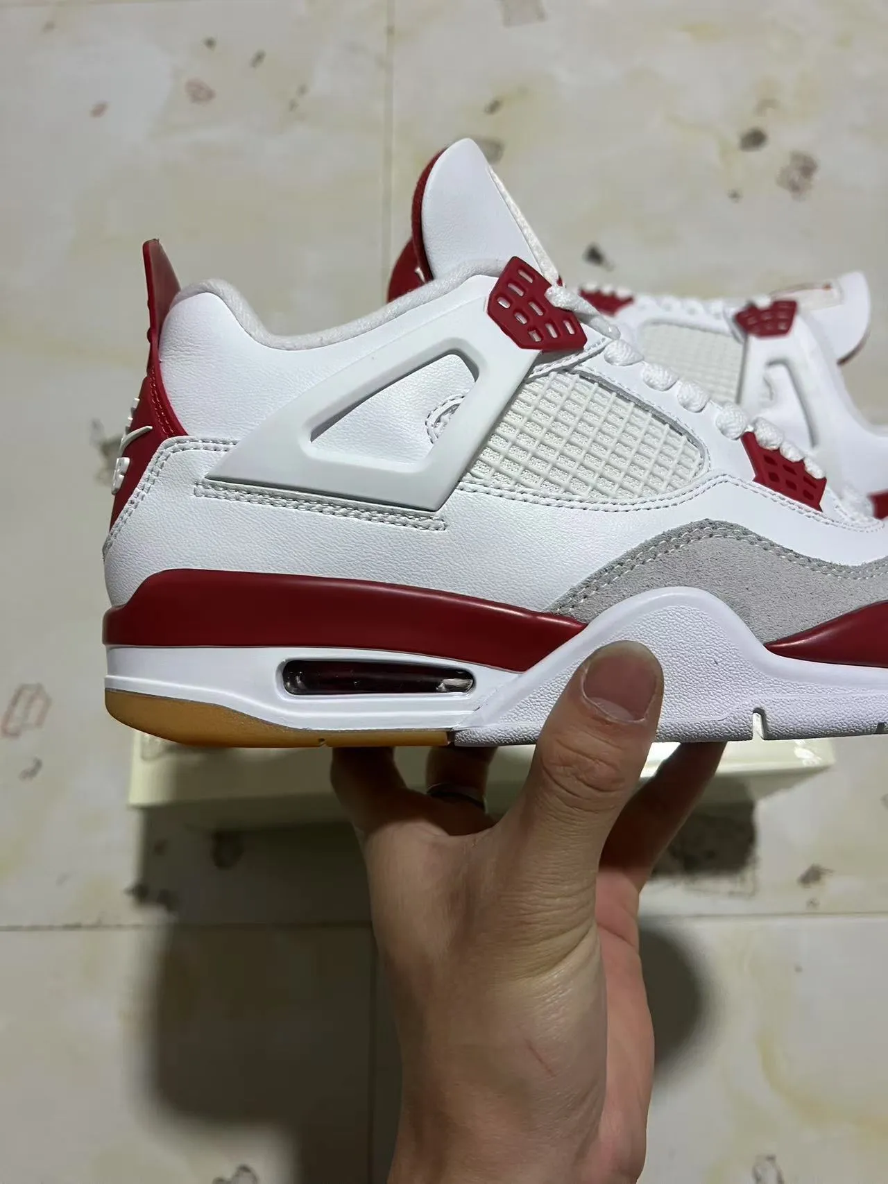 Tênis de basquete Air Jordan 4 branco e vermelho sola de borracha 7