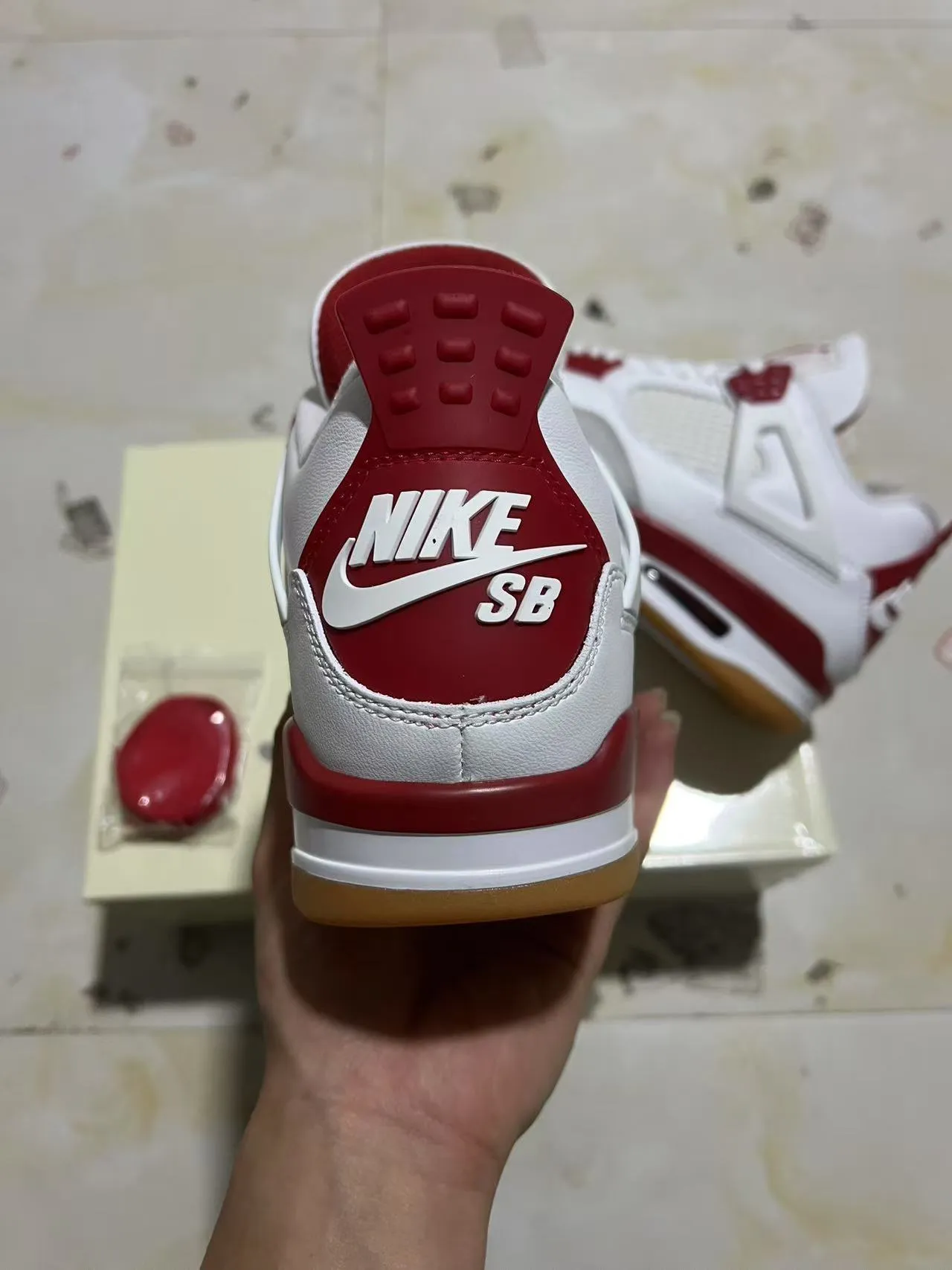 Tênis de basquete Air Jordan 4 branco e vermelho sola de borracha 8