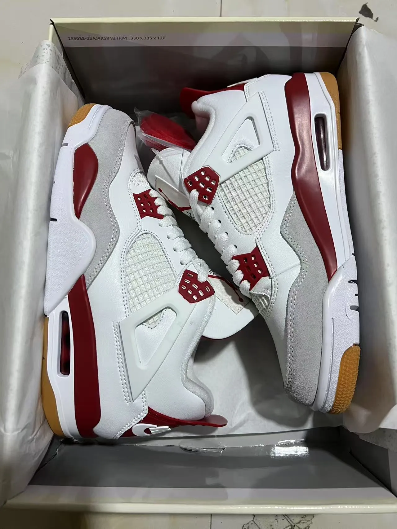 Tênis de basquete Air Jordan 4 branco e vermelho sola de borracha 9