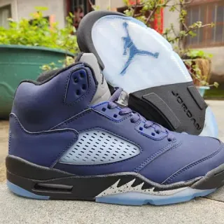 Zapatillas de baloncesto Air Jordan 5 azul profundo y negro con suela translúcida