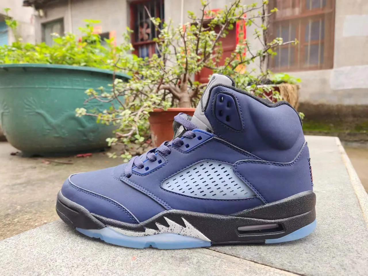 حذاء كرة السلة Air Jordan 5 باللون الأزرق الداكن والأسود ونعل خارجي شبه شفاف 2