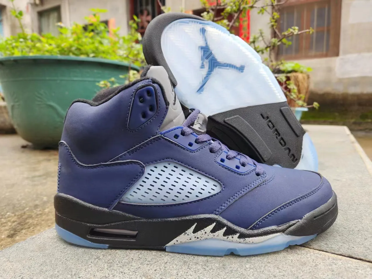 حذاء كرة السلة Air Jordan 5 باللون الأزرق الداكن والأسود ونعل خارجي شبه شفاف 3
