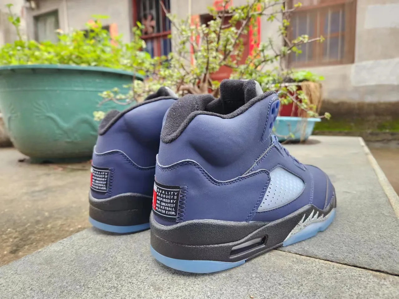 حذاء كرة السلة Air Jordan 5 باللون الأزرق الداكن والأسود ونعل خارجي شبه شفاف 4