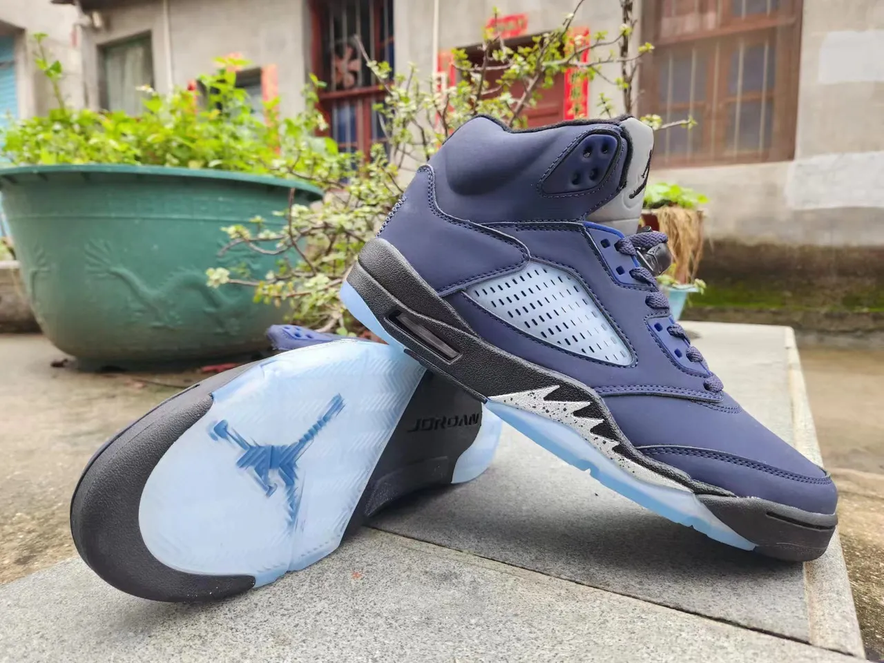 حذاء كرة السلة Air Jordan 5 باللون الأزرق الداكن والأسود ونعل خارجي شبه شفاف 5