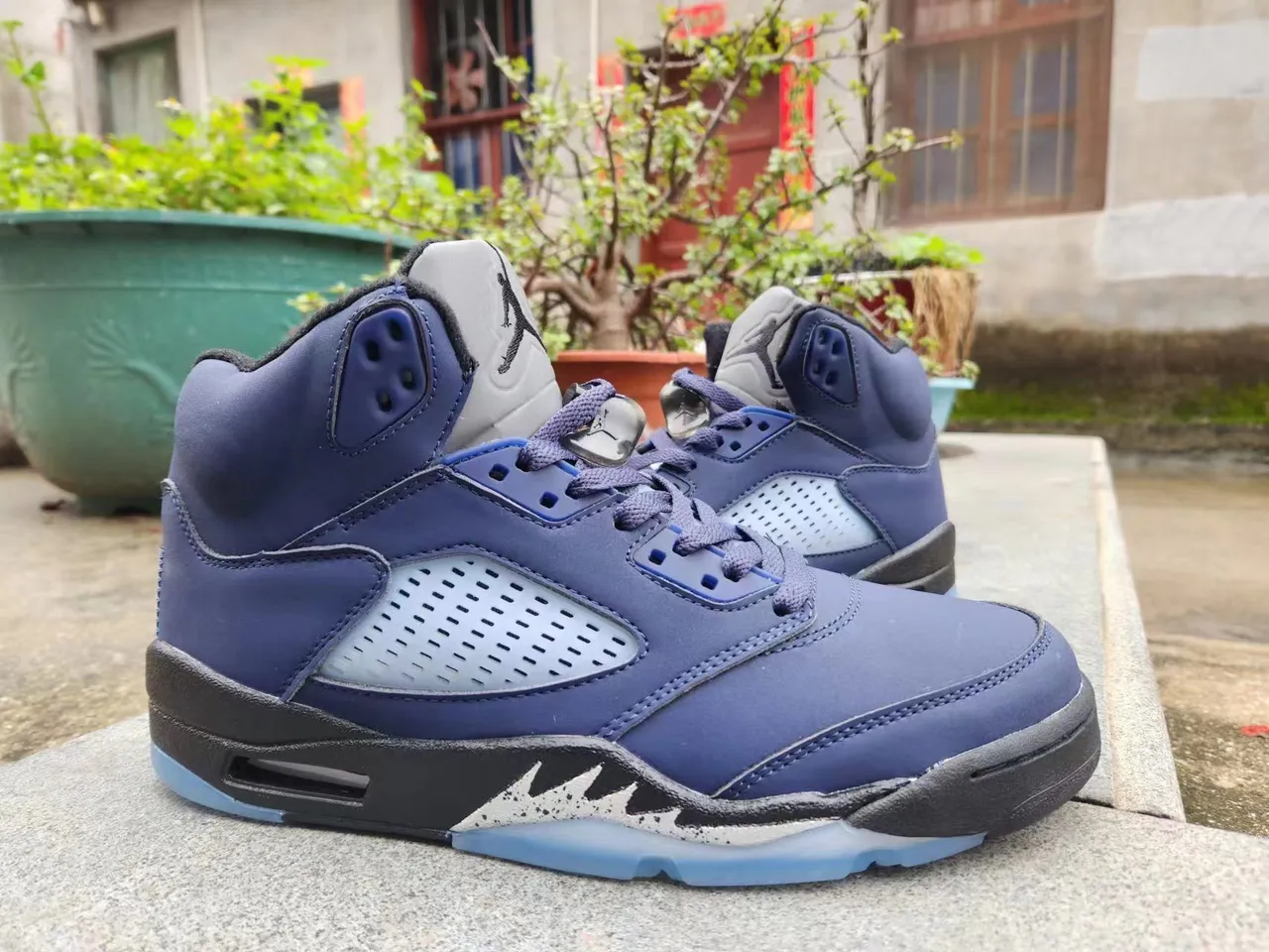 حذاء كرة السلة Air Jordan 5 باللون الأزرق الداكن والأسود ونعل خارجي شبه شفاف 6