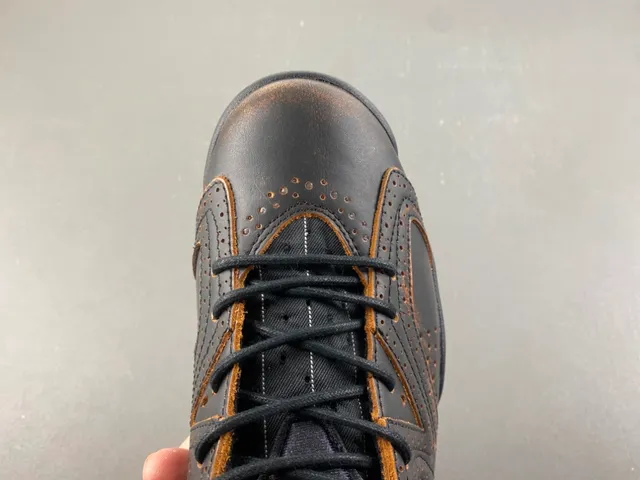 حذاء كرة السلة Air Jordan 6 بتأثير معتق ولون أسود وبني وباتينا 5