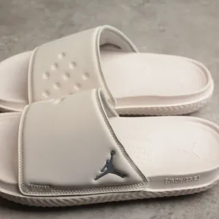 Chinelos Air Jordan bege e cinza com tira moldada e cabedal perfurado