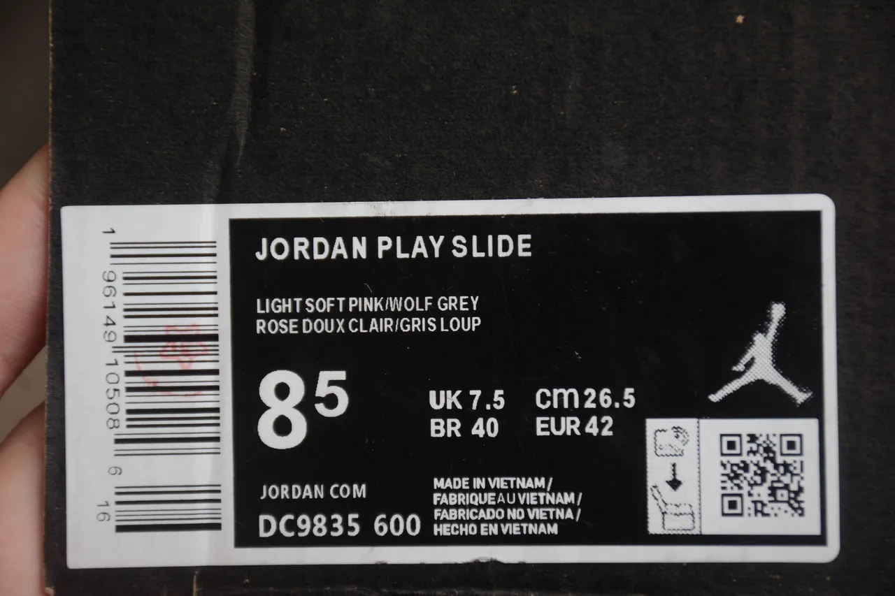 Claquettes Air Jordan beige et gris avec bride moulée et tige perforée 2