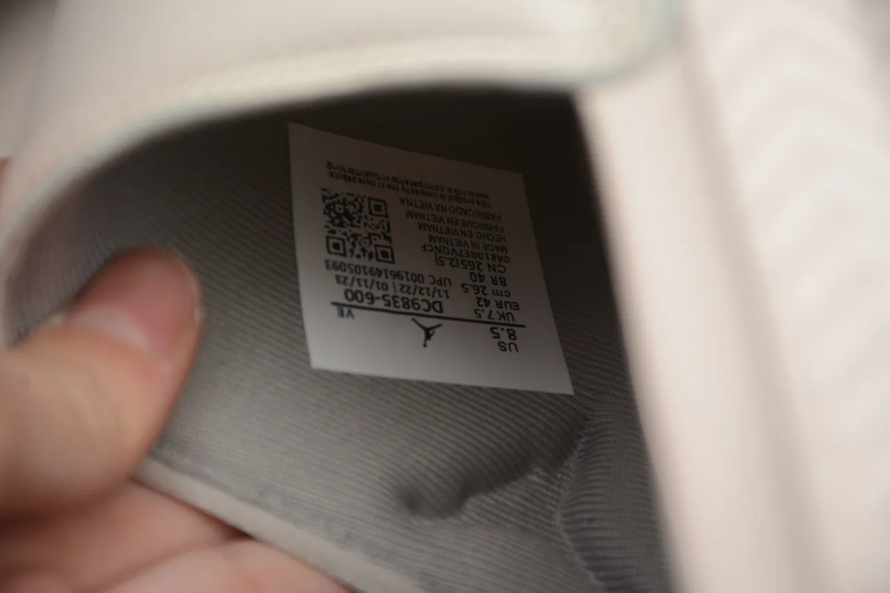 Claquettes Air Jordan beige et gris avec bride moulée et tige perforée 4