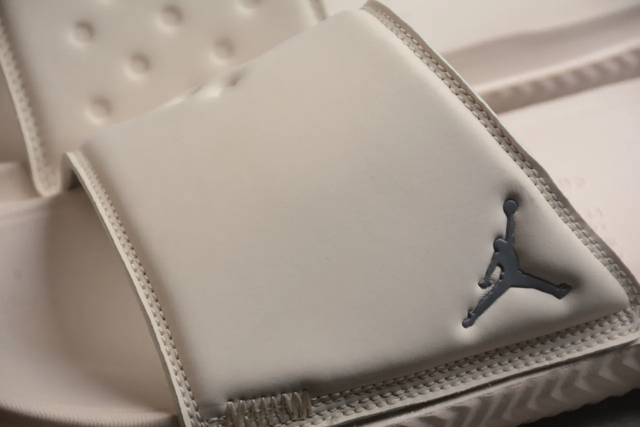 Claquettes Air Jordan beige et gris avec bride moulée et tige perforée 6