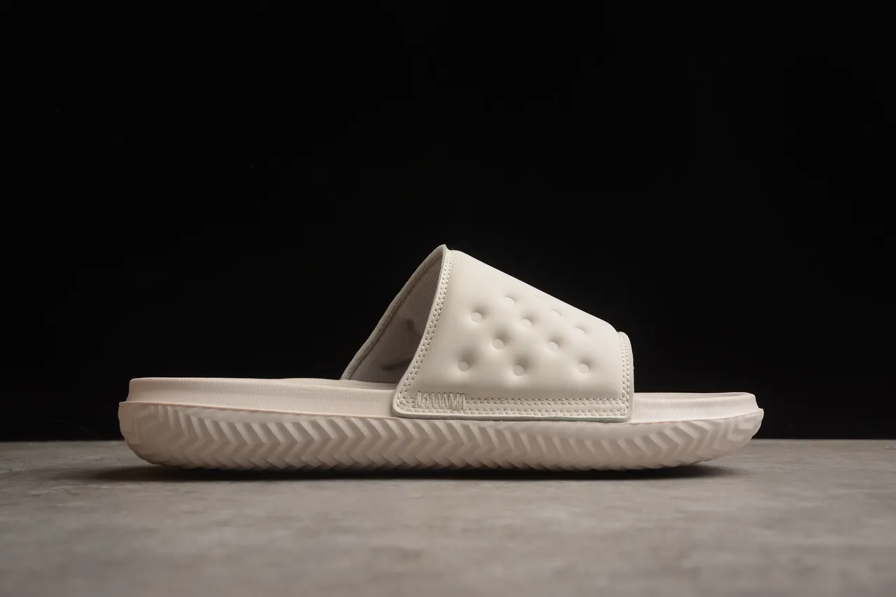 Claquettes Air Jordan beige et gris avec bride moulée et tige perforée 11