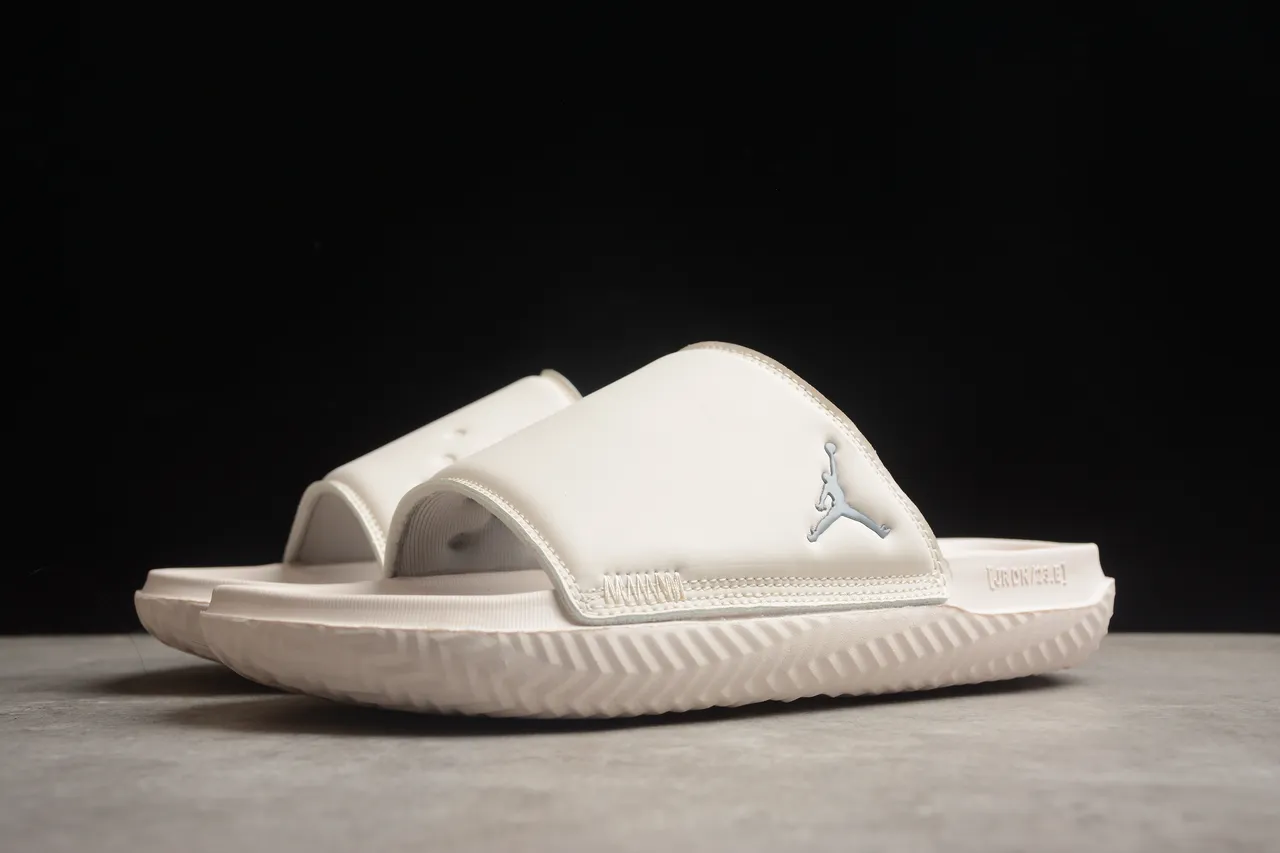 Claquettes Air Jordan beige et gris avec bride moulée et tige perforée 12