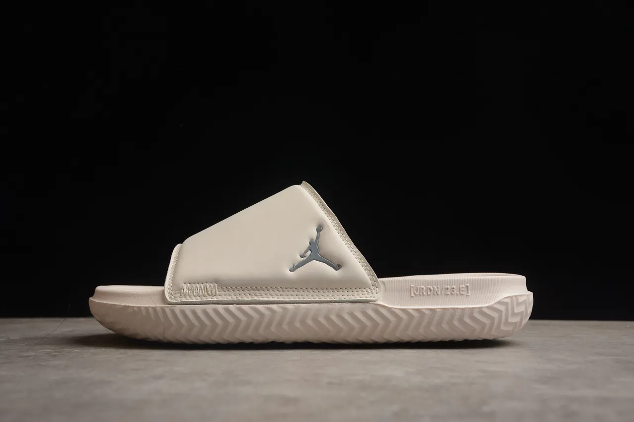 Claquettes Air Jordan beige et gris avec bride moulée et tige perforée 13