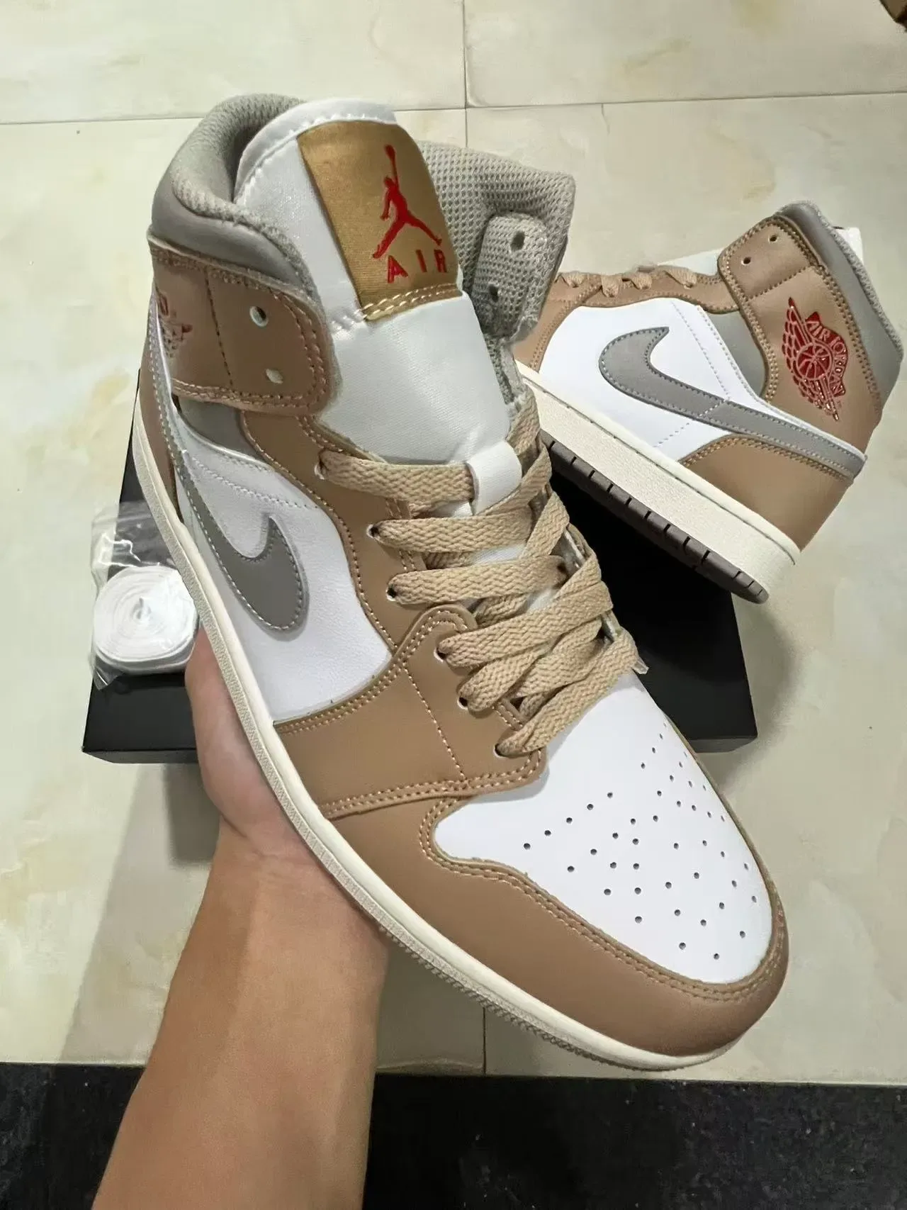 Air Jordan Chaussures de Basket Beige Blanc Hautes Cuir et Synthétique 2