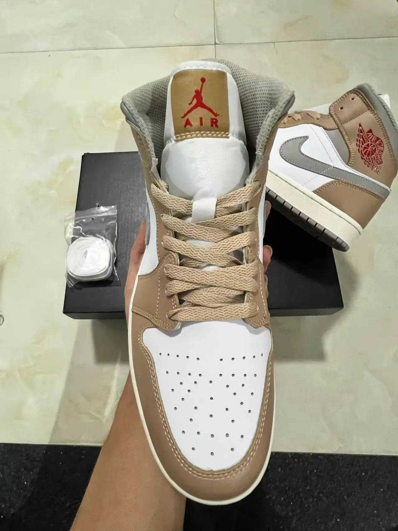 Air Jordan Chaussures de Basket Beige Blanc Hautes Cuir et Synthétique 3