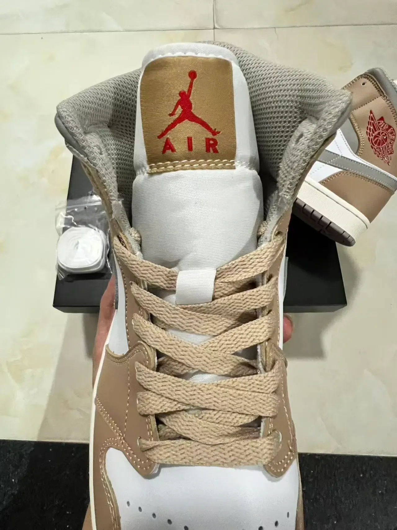 Air Jordan Chaussures de Basket Beige Blanc Hautes Cuir et Synthétique 4